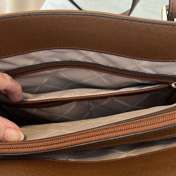 Michael Kors brown leather handbag lots of pockets roomy and adjustable handles - Picture 13 of 16